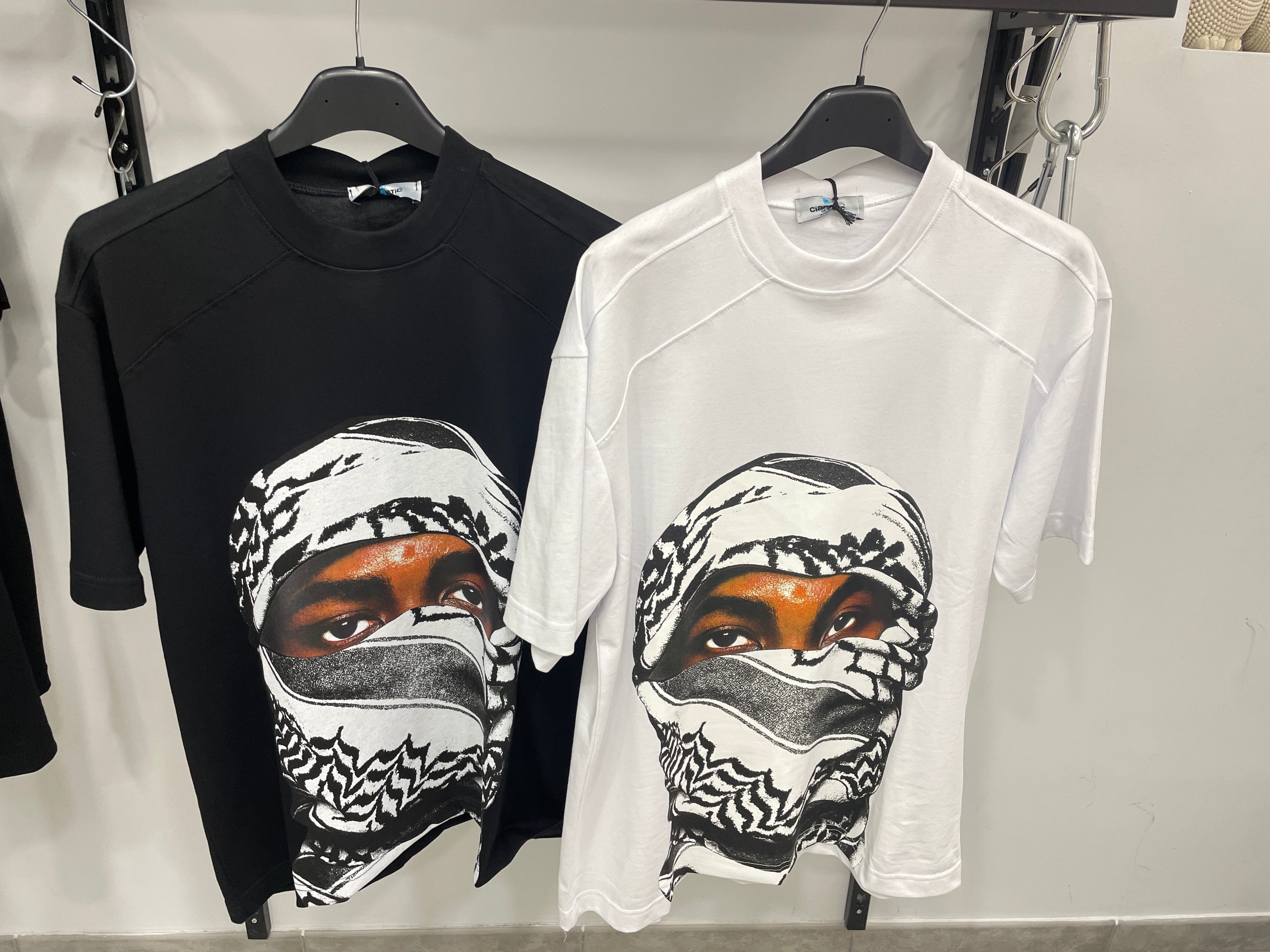 T shirt bianca o nera con stampa